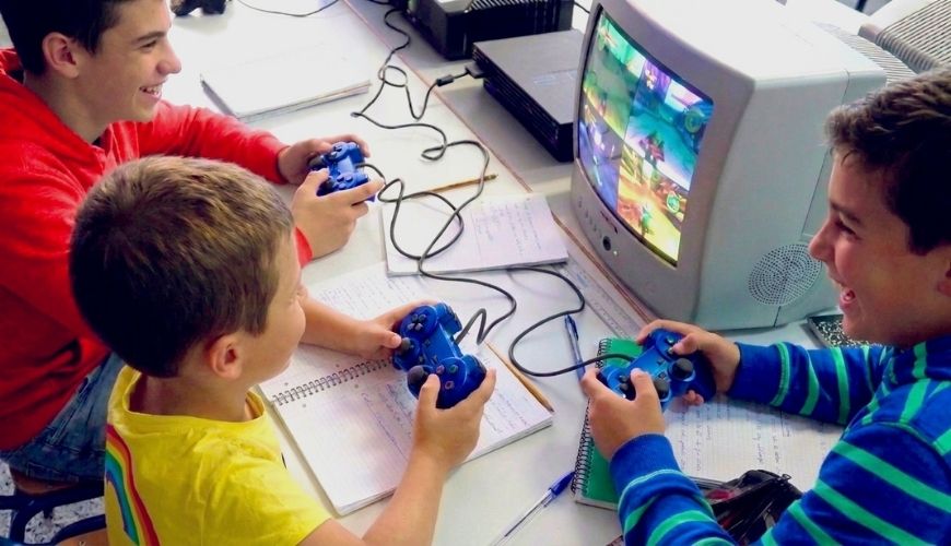 Making educational video games using AI